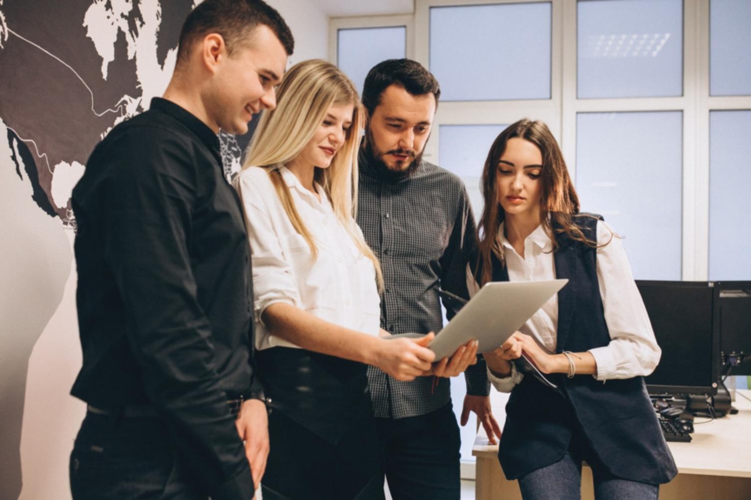 Finanzanalyst bei der Arbeit mit modernen Analysewerkzeugen